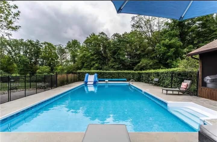 Gorgeous 4BR Cottage~ Sharbot Lake~ Pool~ Hot Tub