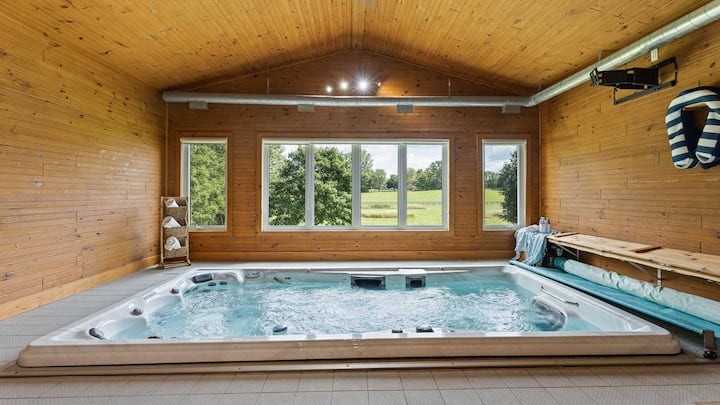 Hot Tub/ Pool Table/ Scenic Views/ Spacious/ Comfy