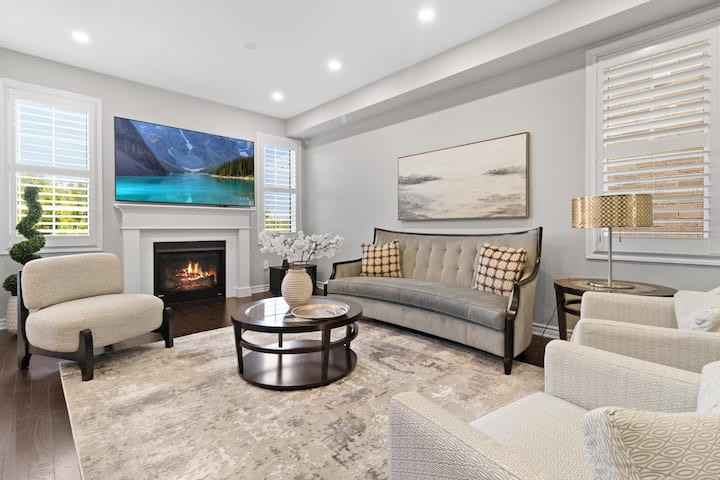 Bright 5BR Milton Home~Main Floor Bedroom Retreat