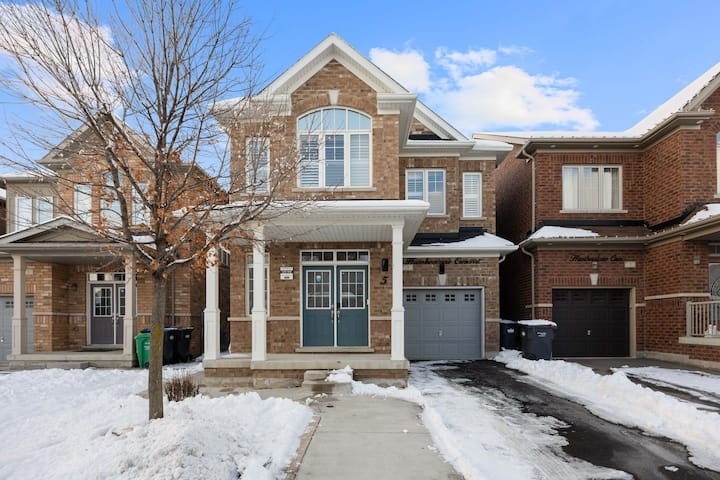 Modern 4BR Home | Foosball•Relaxing Family Retreat