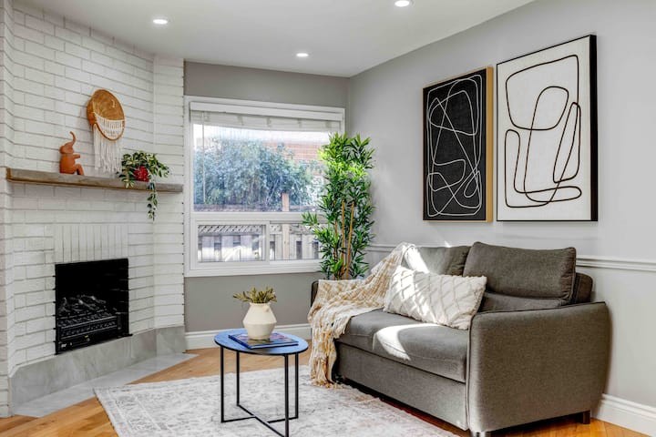 Charming 5 BDRM Oakville Getaway | Pool + Parking