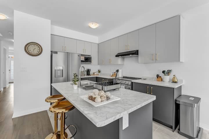 Caledonia Modern Detached 3BR- Work Desk- Dual TVs