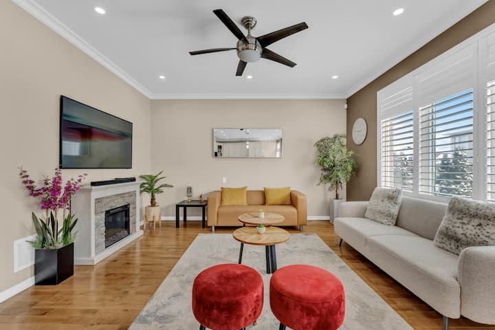 Monthly-Ready 4BR Home w/ Workspace & Backyard