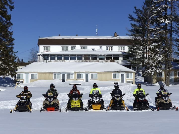 Picturesque Lakefront 4BR w/Fireplace & Games Room