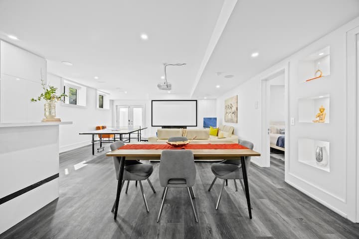 Modern 2BR Suite near Airport w/ Gym & Ping-Pong