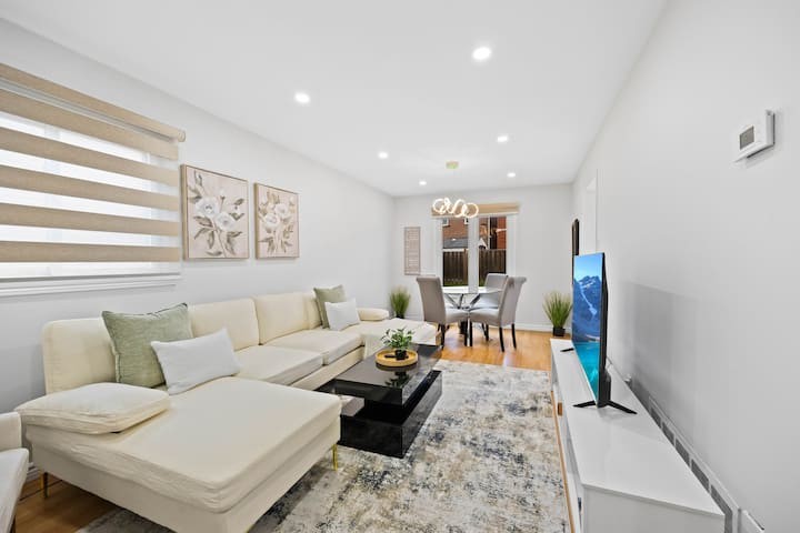 The 3BR Brampton Hideaway | Modern Cozy & Spacious