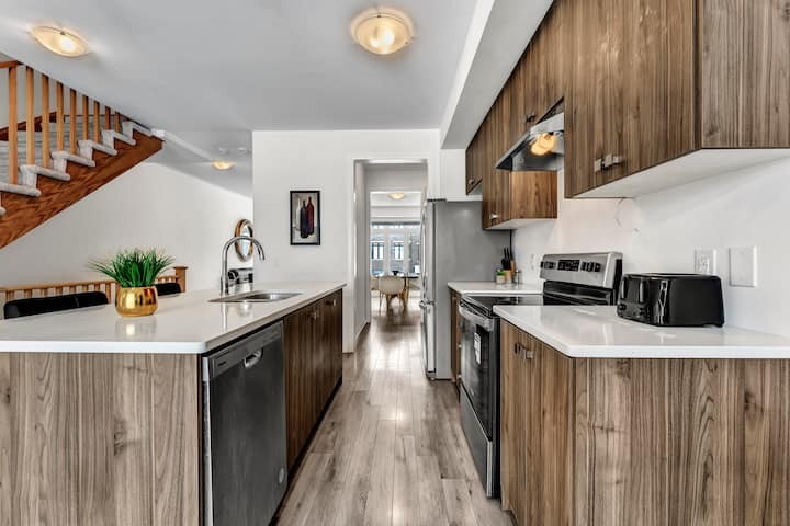 Modern 3BR Home • King Suite • Parking • Laundry